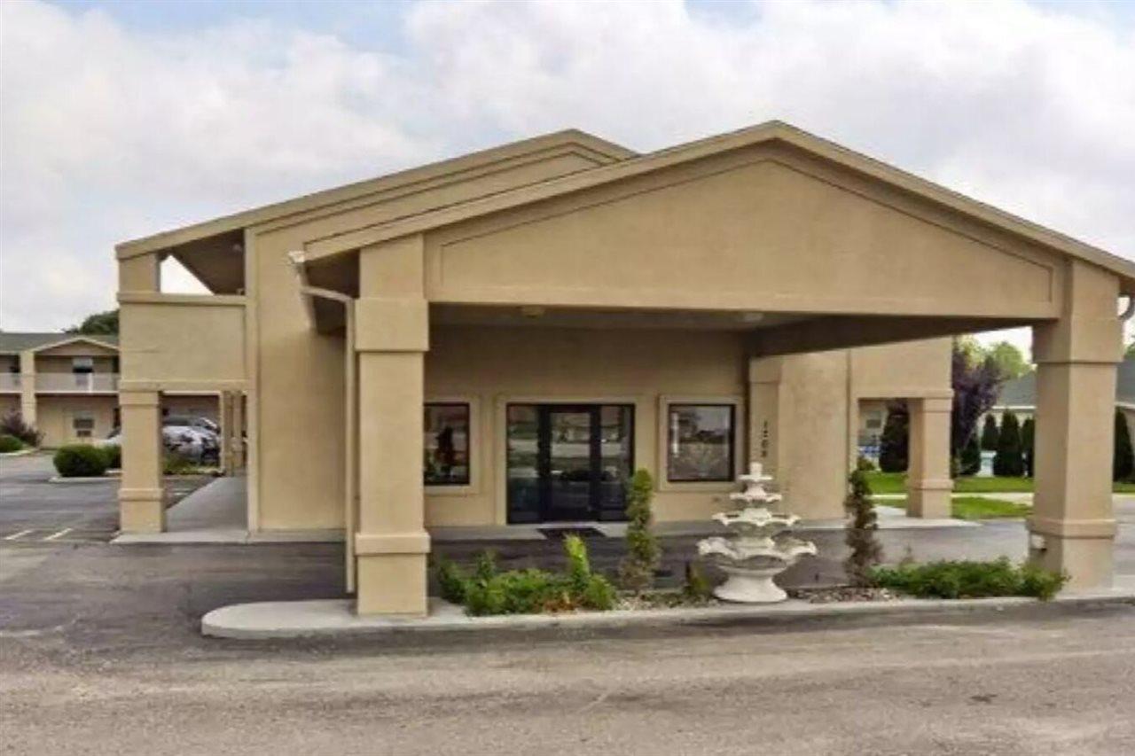 Quality Inn & Suites Big Rapids Near University Extérieur photo