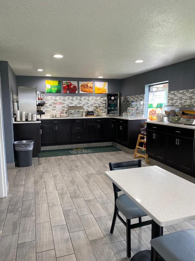 Quality Inn & Suites Big Rapids Near University Extérieur photo