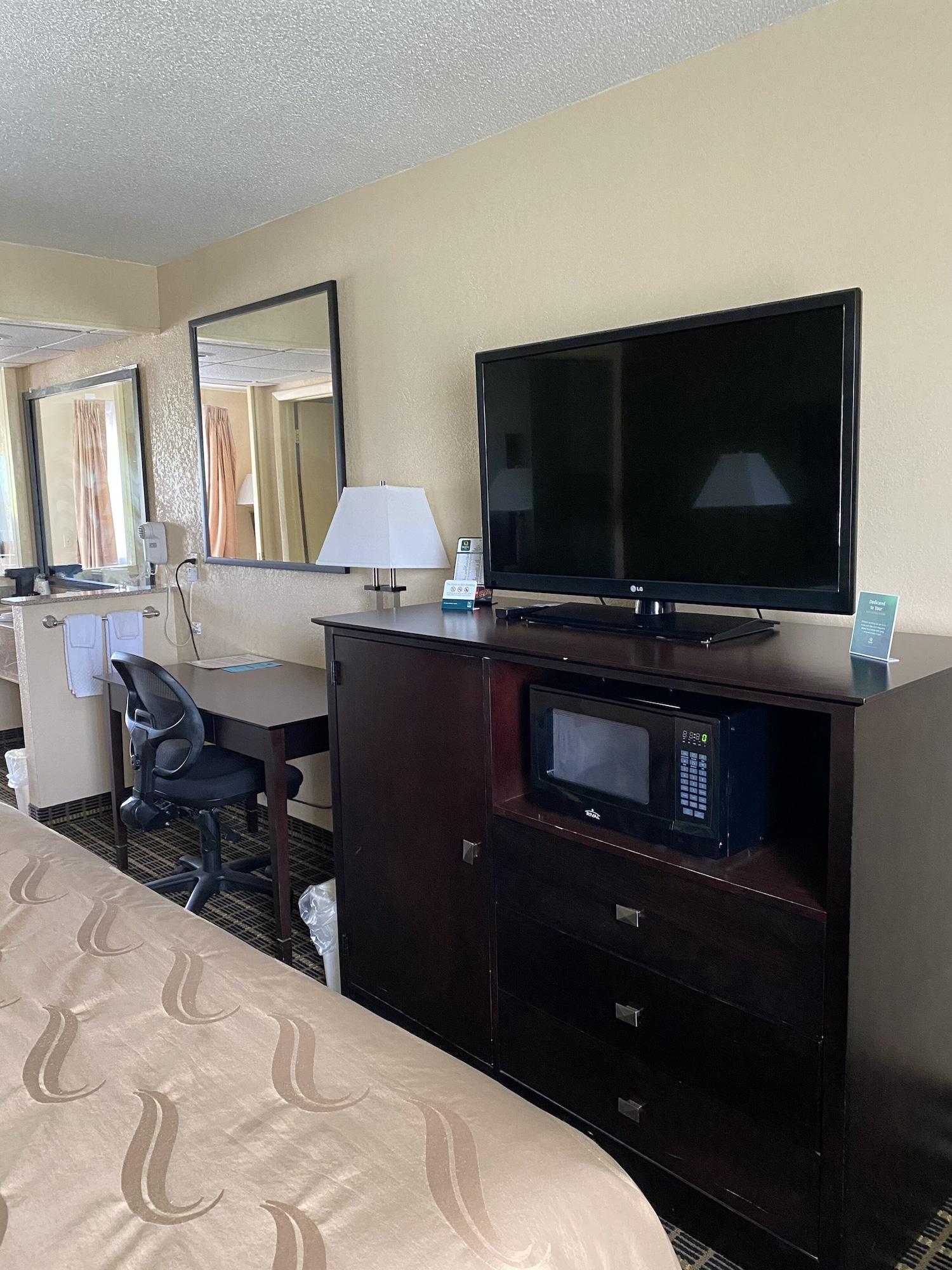 Quality Inn & Suites Big Rapids Near University Extérieur photo