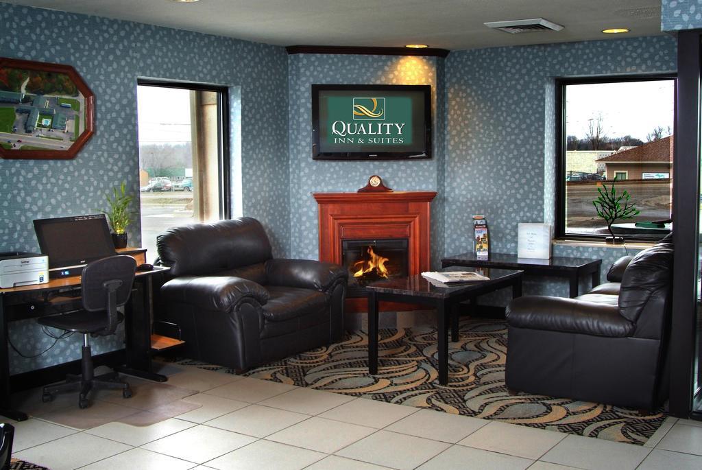 Quality Inn & Suites Big Rapids Near University Extérieur photo
