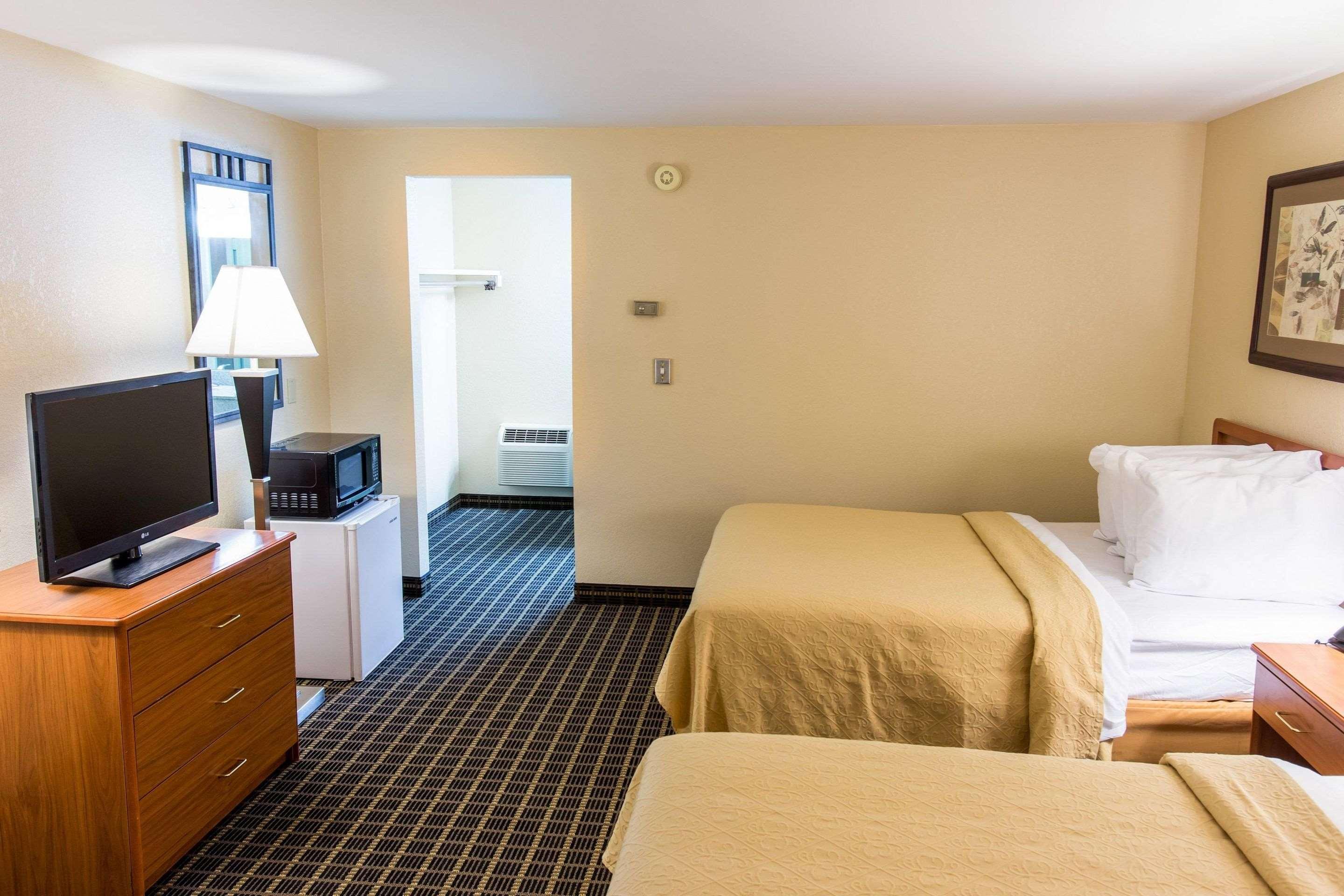 Quality Inn & Suites Big Rapids Near University Extérieur photo