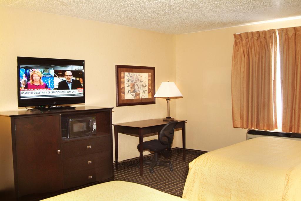 Quality Inn & Suites Big Rapids Near University Extérieur photo