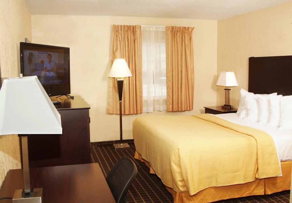 Quality Inn & Suites Big Rapids Near University Extérieur photo