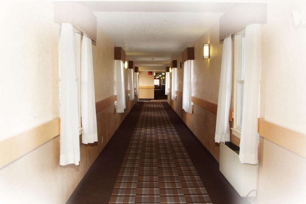 Quality Inn & Suites Big Rapids Near University Extérieur photo