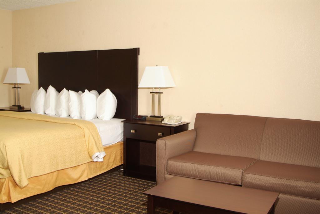 Quality Inn & Suites Big Rapids Near University Extérieur photo