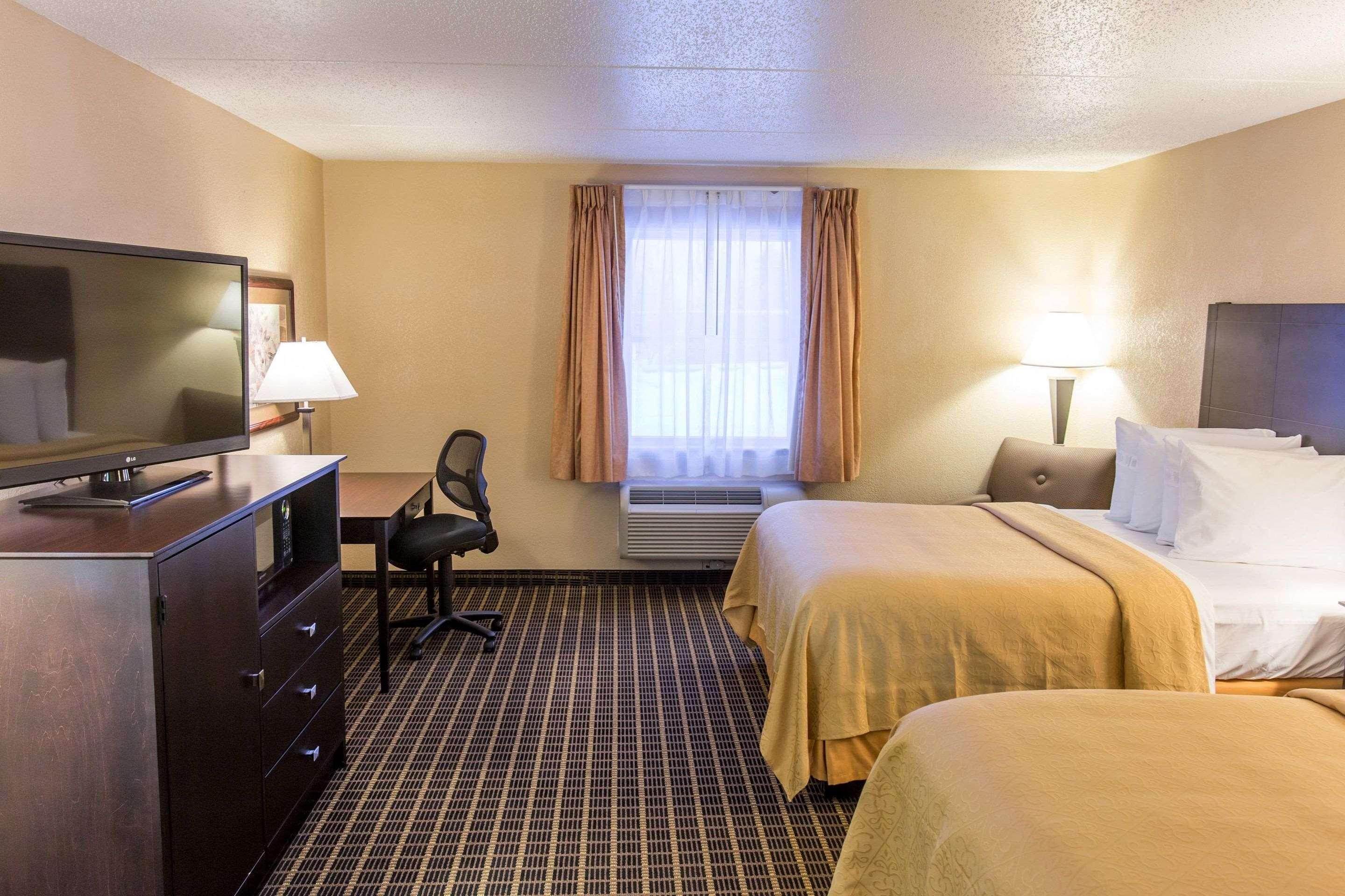 Quality Inn & Suites Big Rapids Near University Extérieur photo