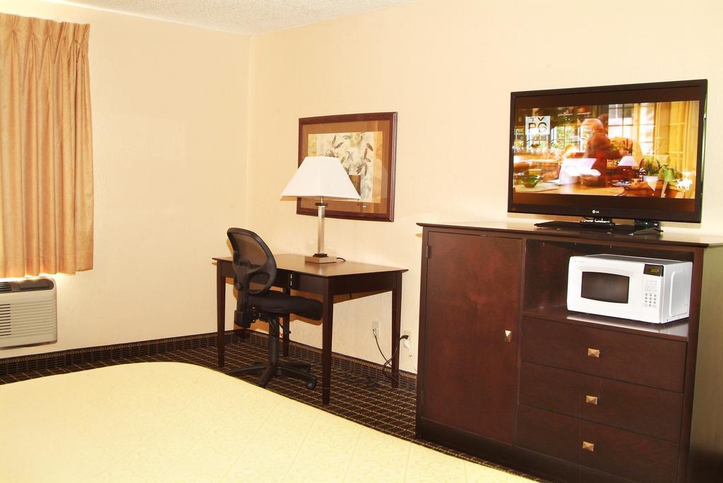 Quality Inn & Suites Big Rapids Near University Extérieur photo
