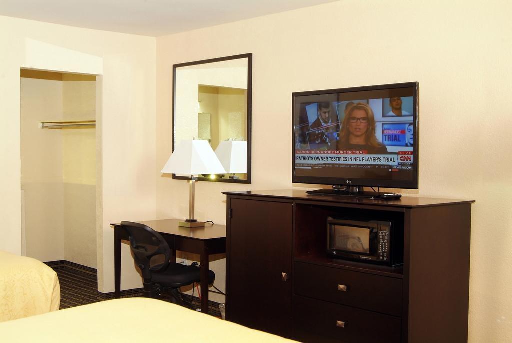 Quality Inn & Suites Big Rapids Near University Extérieur photo