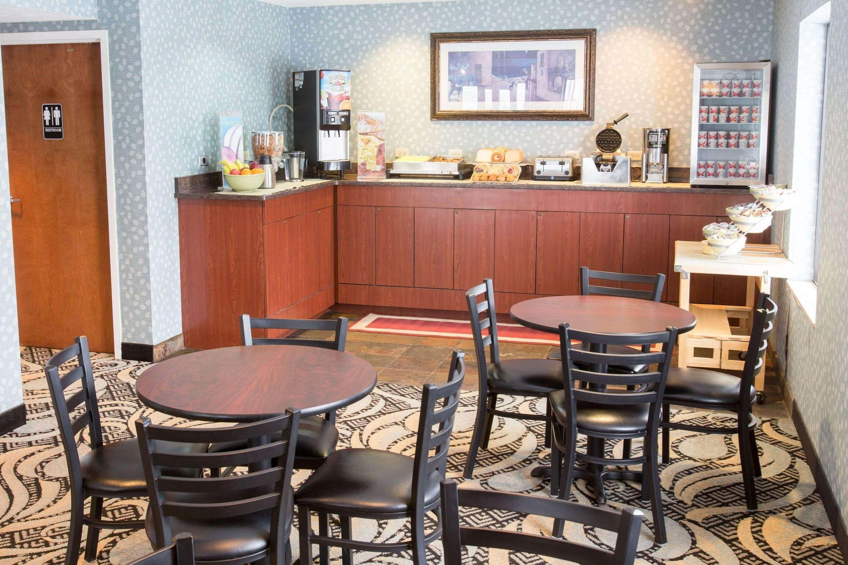 Quality Inn & Suites Big Rapids Near University Extérieur photo