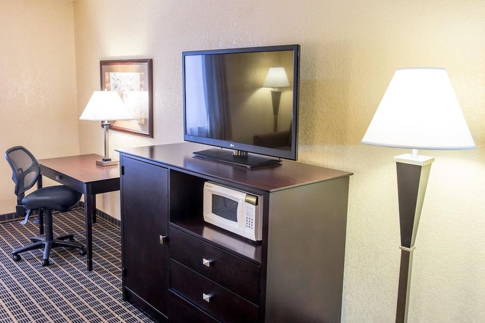 Quality Inn & Suites Big Rapids Near University Extérieur photo