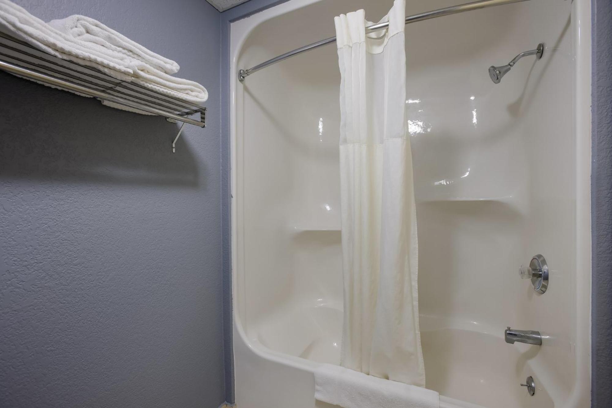 Quality Inn & Suites Big Rapids Near University Extérieur photo