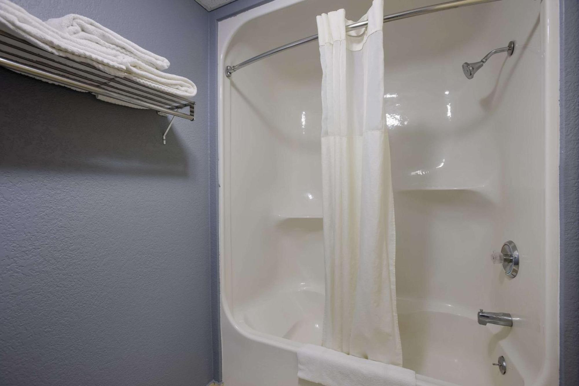 Quality Inn & Suites Big Rapids Near University Extérieur photo