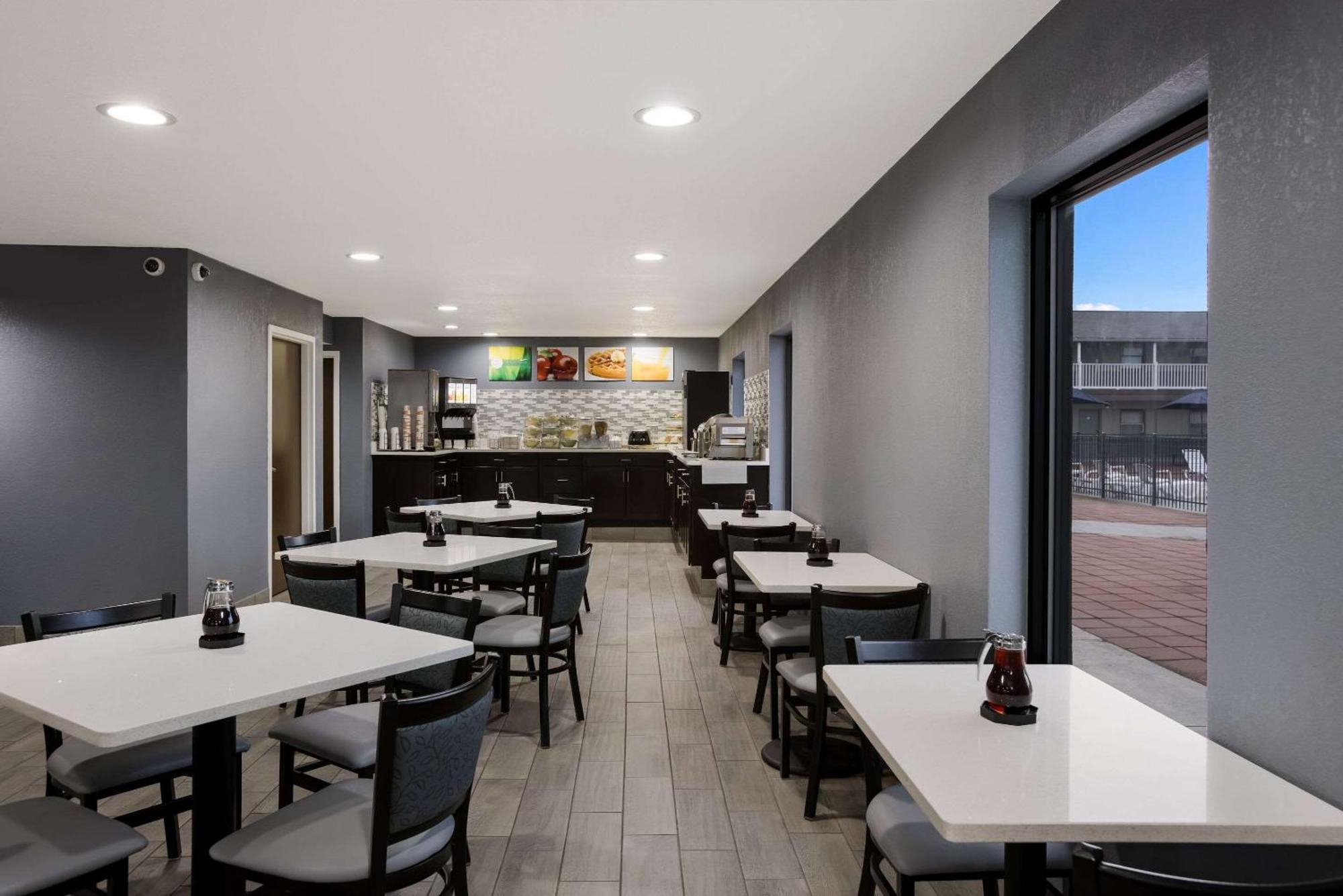 Quality Inn & Suites Big Rapids Near University Extérieur photo