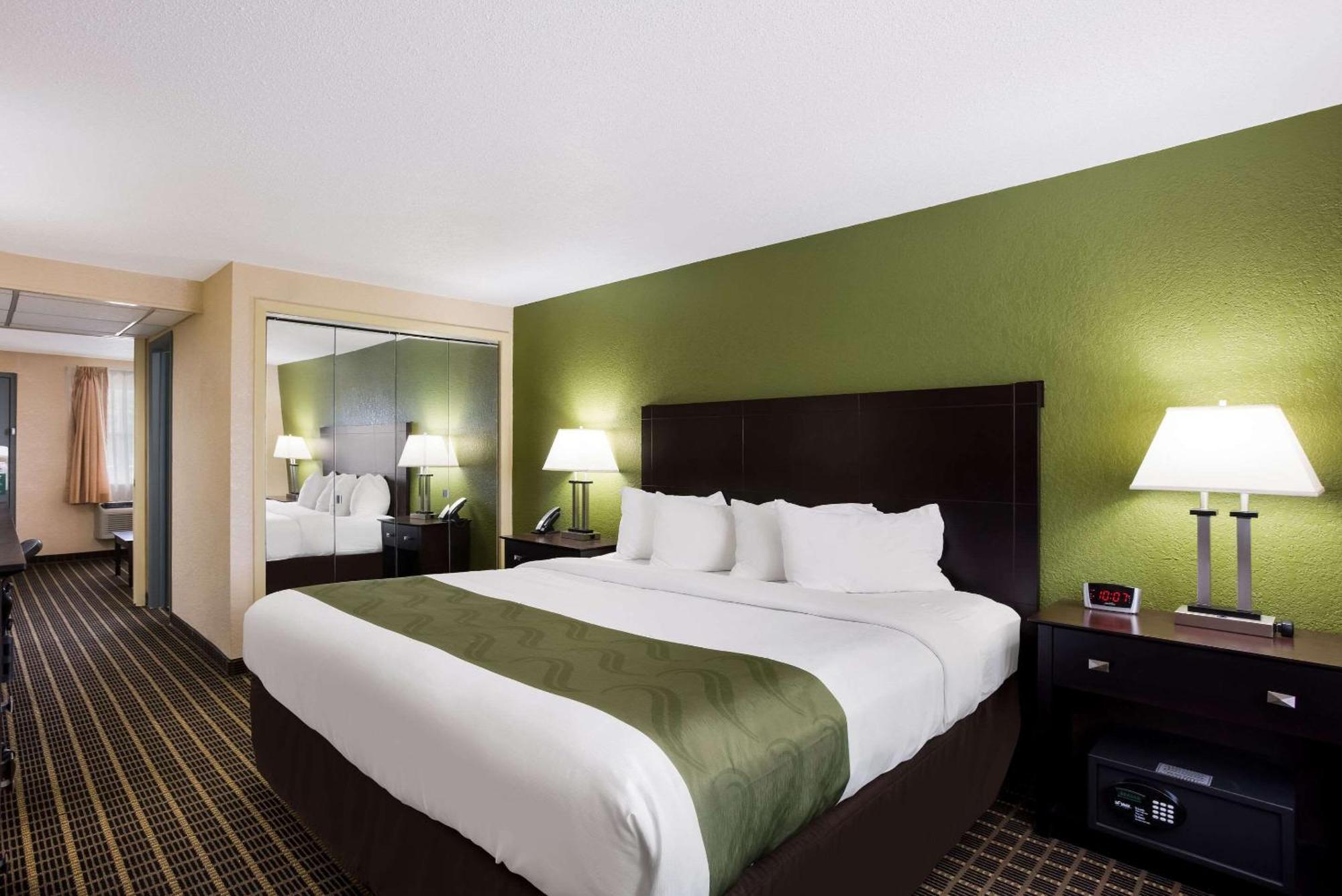Quality Inn & Suites Big Rapids Near University Extérieur photo