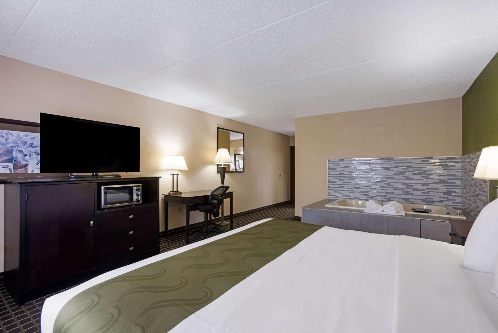 Quality Inn & Suites Big Rapids Near University Extérieur photo
