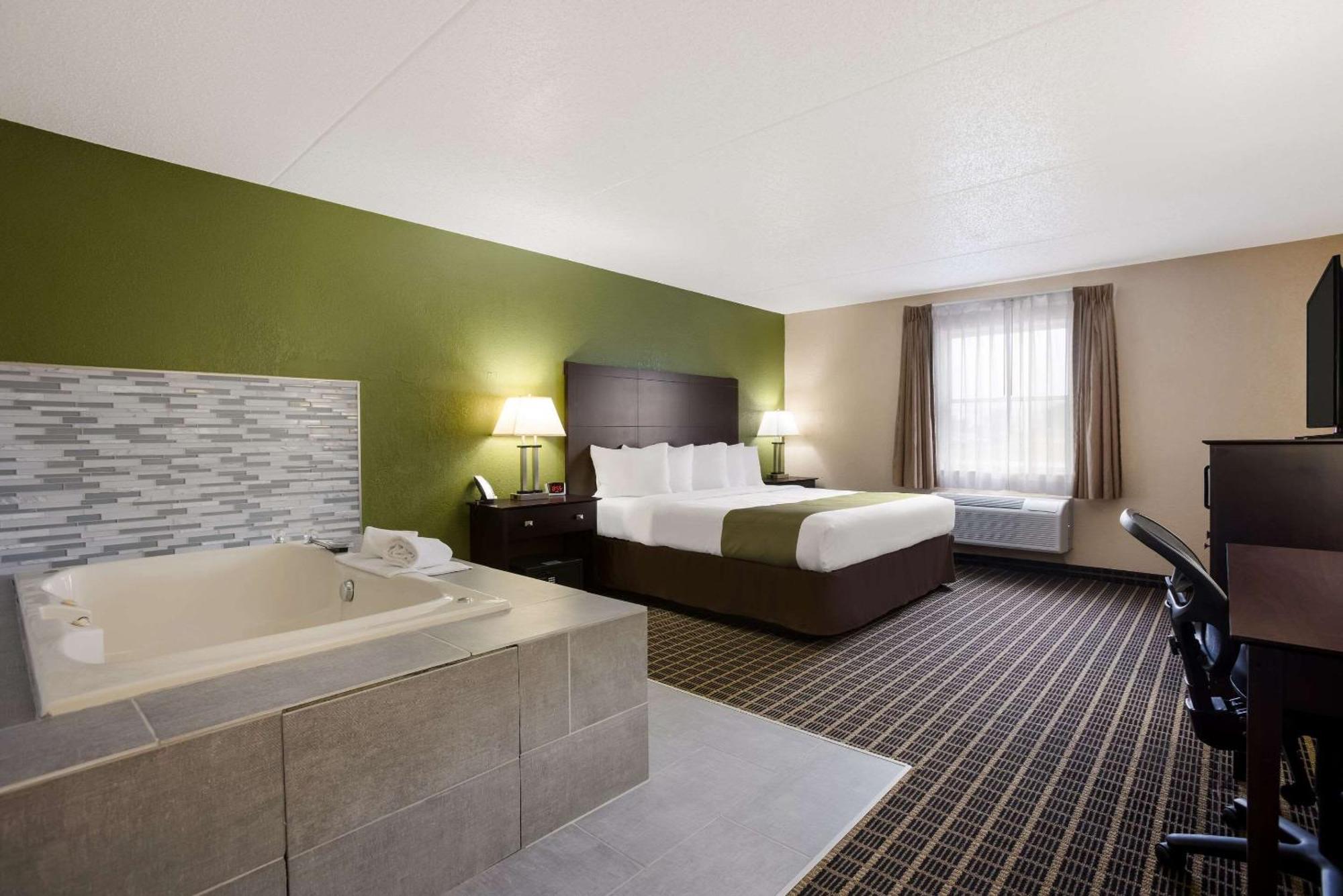 Quality Inn & Suites Big Rapids Near University Extérieur photo