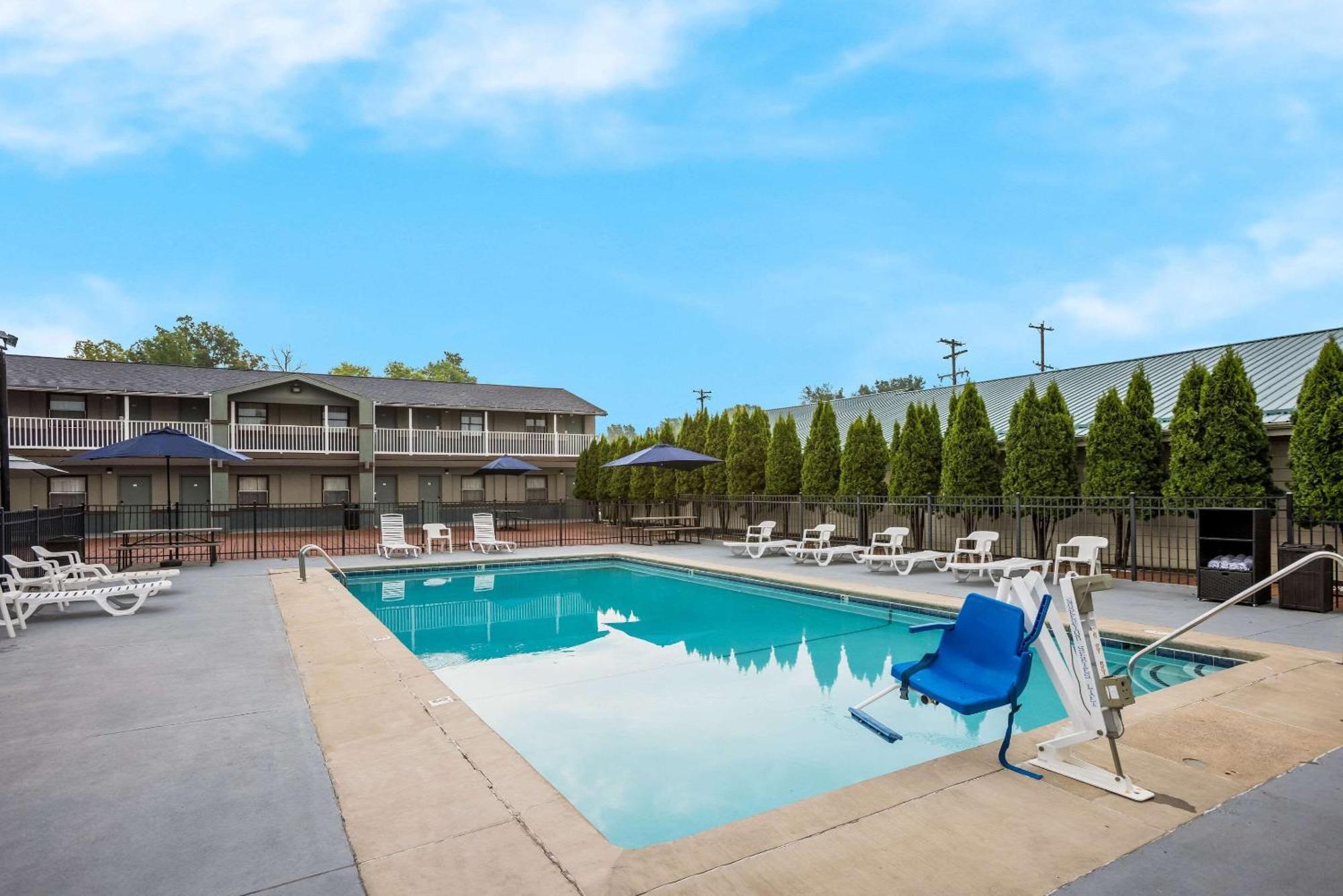 Quality Inn & Suites Big Rapids Near University Extérieur photo
