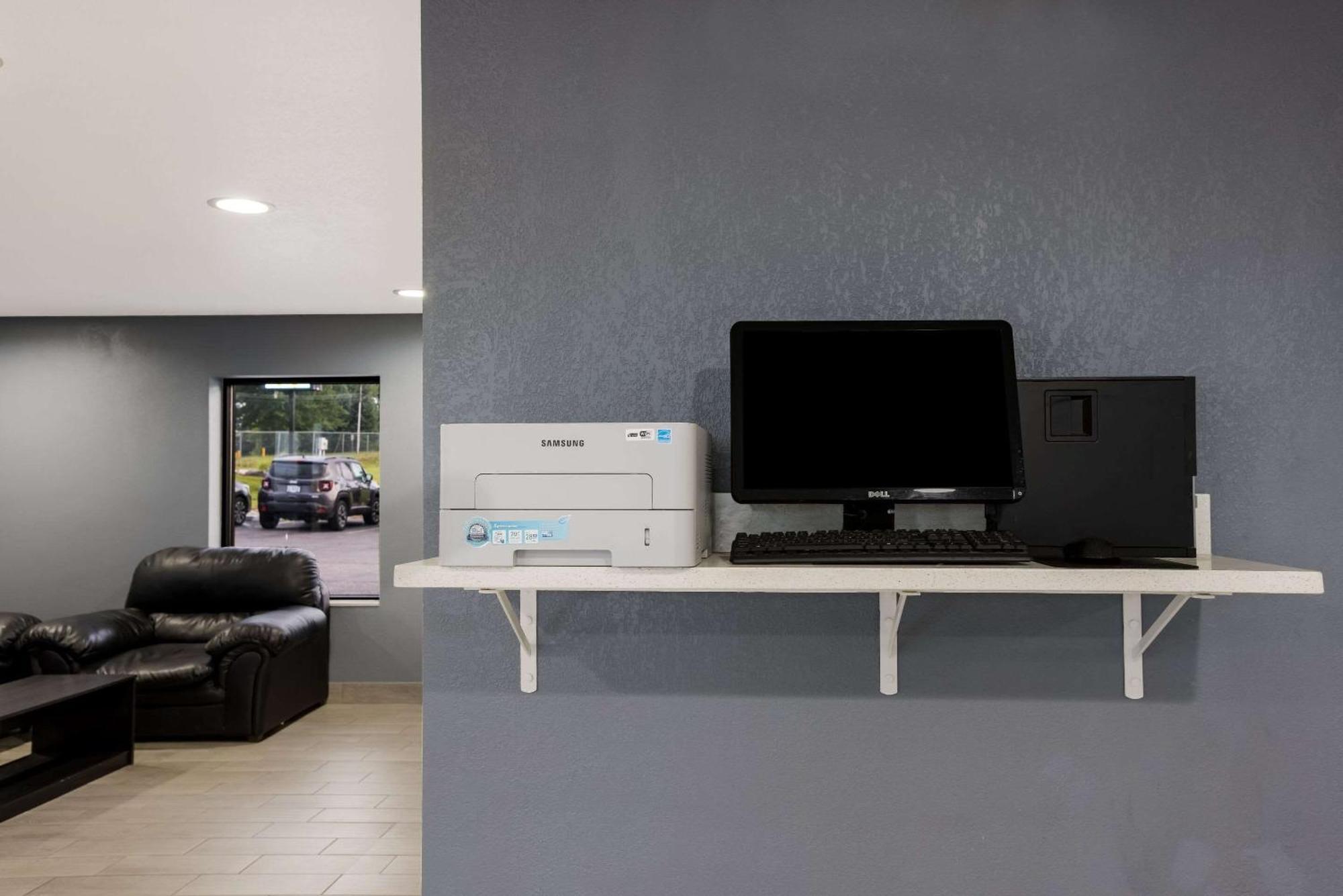 Quality Inn & Suites Big Rapids Near University Extérieur photo