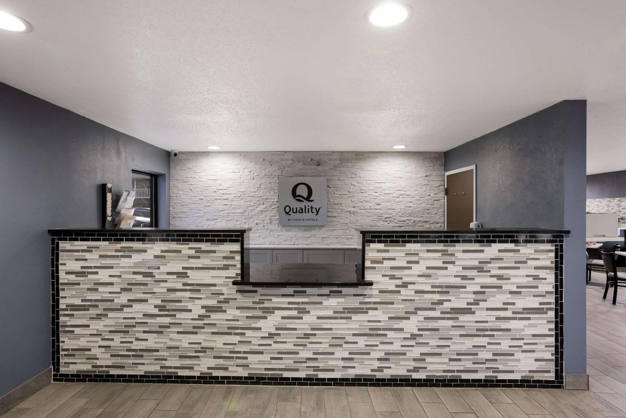 Quality Inn & Suites Big Rapids Near University Extérieur photo