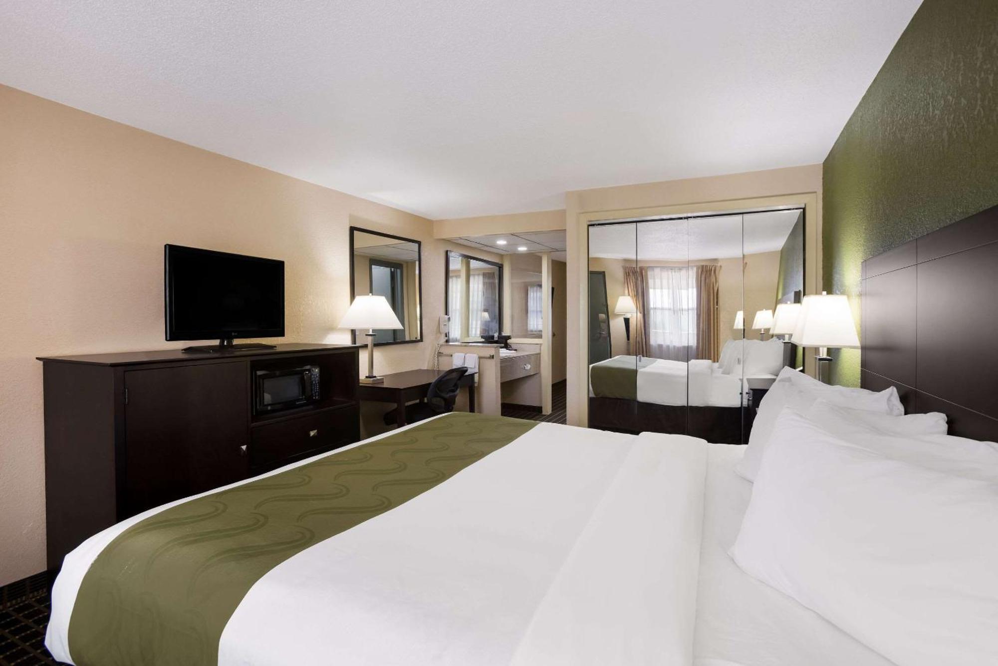 Quality Inn & Suites Big Rapids Near University Extérieur photo