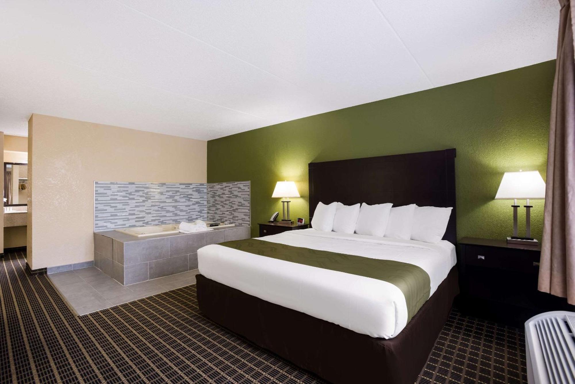Quality Inn & Suites Big Rapids Near University Extérieur photo