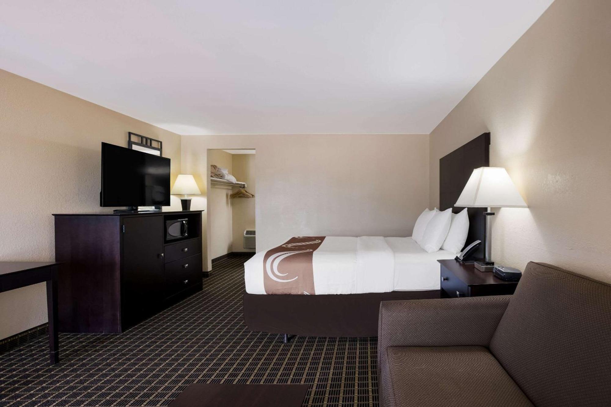Quality Inn & Suites Big Rapids Near University Extérieur photo